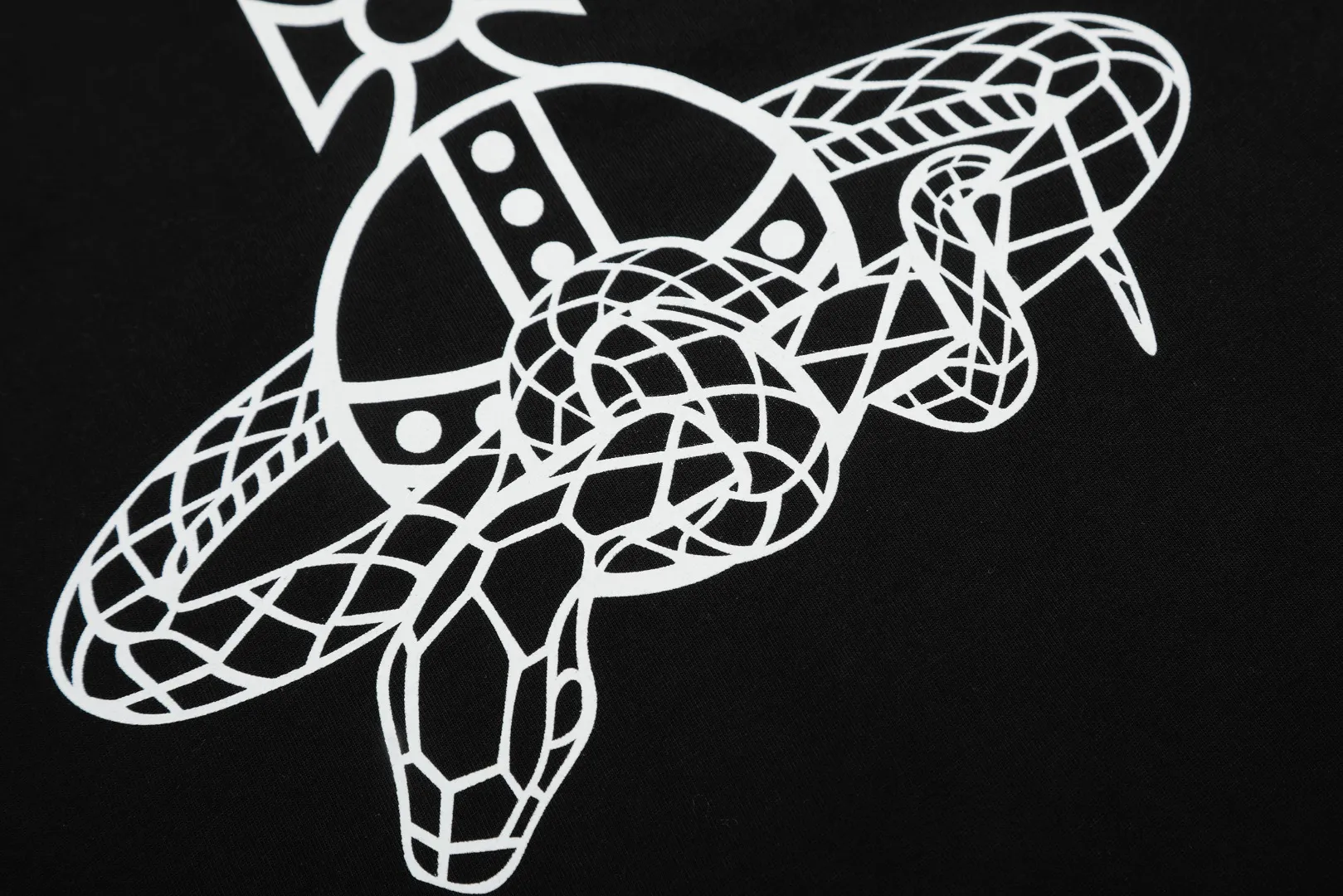 VIVI 145# "Exclusive Style" vivienne west wood The Queen Mother of the West Vivienne Saturn snake-shaped surrounding planet printed short-sleeves The new fabrics have been machine washed at high temperature + water twice. The only one in the entire network that achieves 0 shrinkage. The Solona thread is arranged. The threaded neckline does not deform. It is tight and dense. Welcome to compare. The full range of correct accessories. Every detail is completely restored and can be stretched directly. Size: XS-L